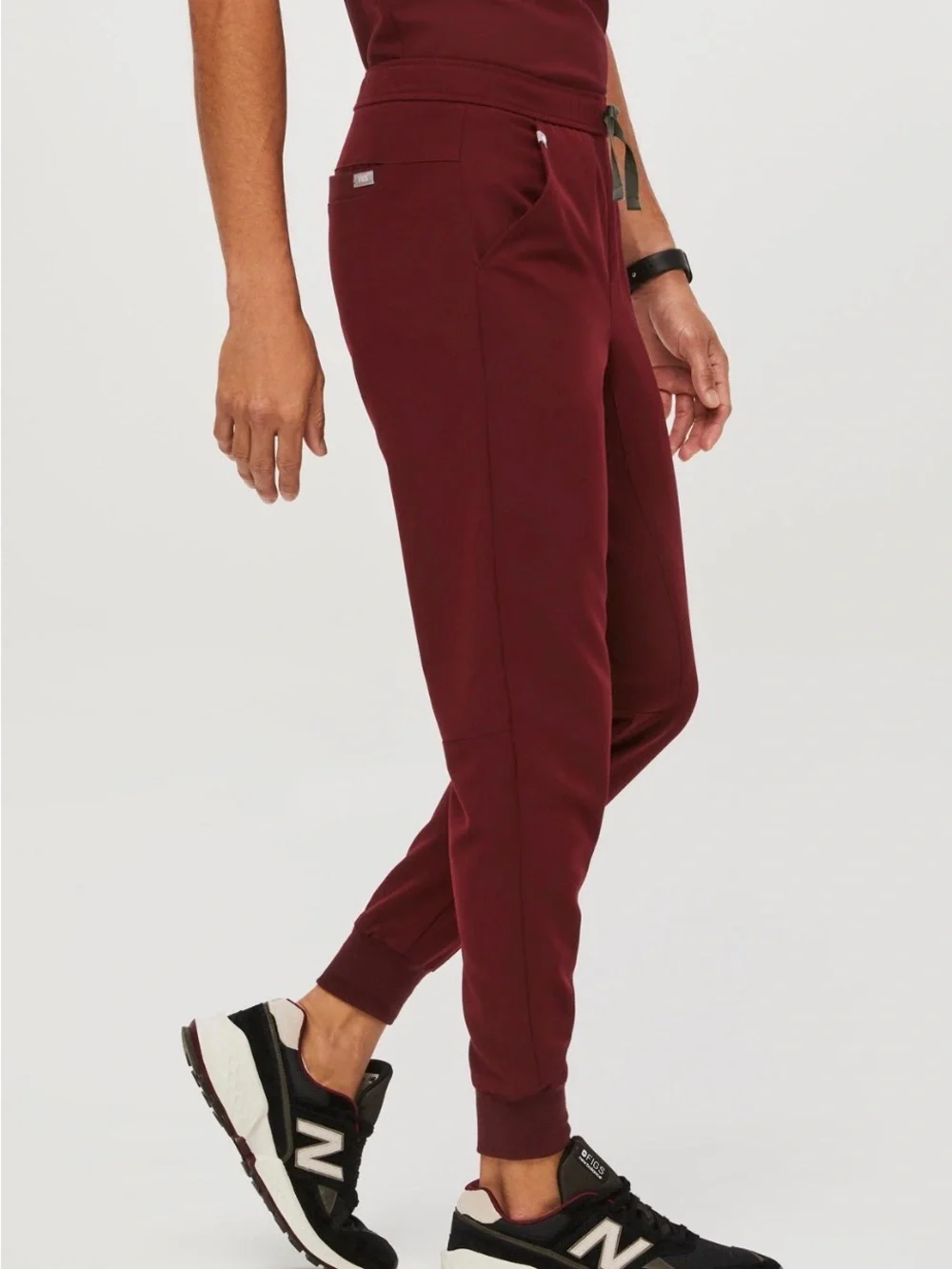 Figs Tansen Jogger Scrub Pant in Burgundy size Small
